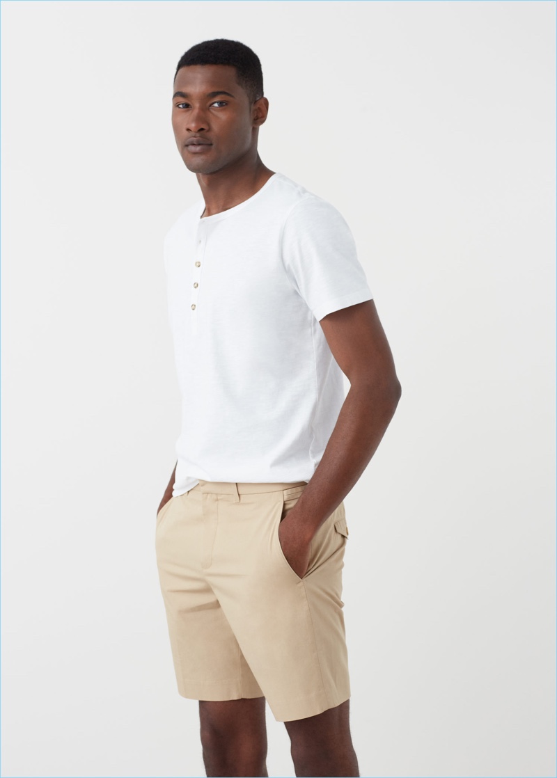 Model Jourdan Copeland sports Mango Man's Bermuda shorts in a beige color.