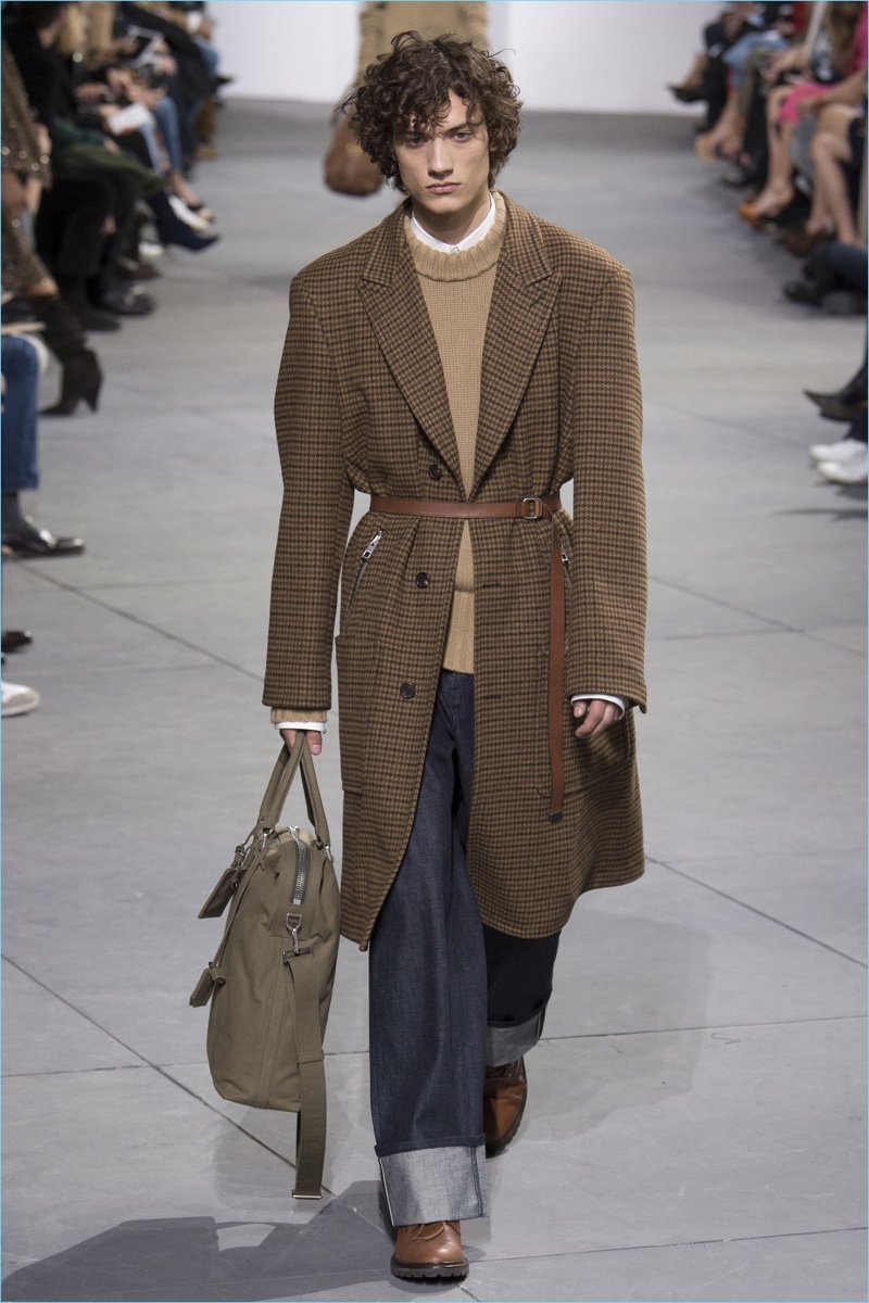 Cuffed oversized denim comes together with roomy single-breasted coats for Michael Kors' fall-winter 2017 collection. » Fall '17: Michael Kors Makes Case for Belted Coats & Relaxed Tailoring Cuffed oversized denim comes together with roomy single-breasted coats for Michael Kors' fall-winter 2017 collection.