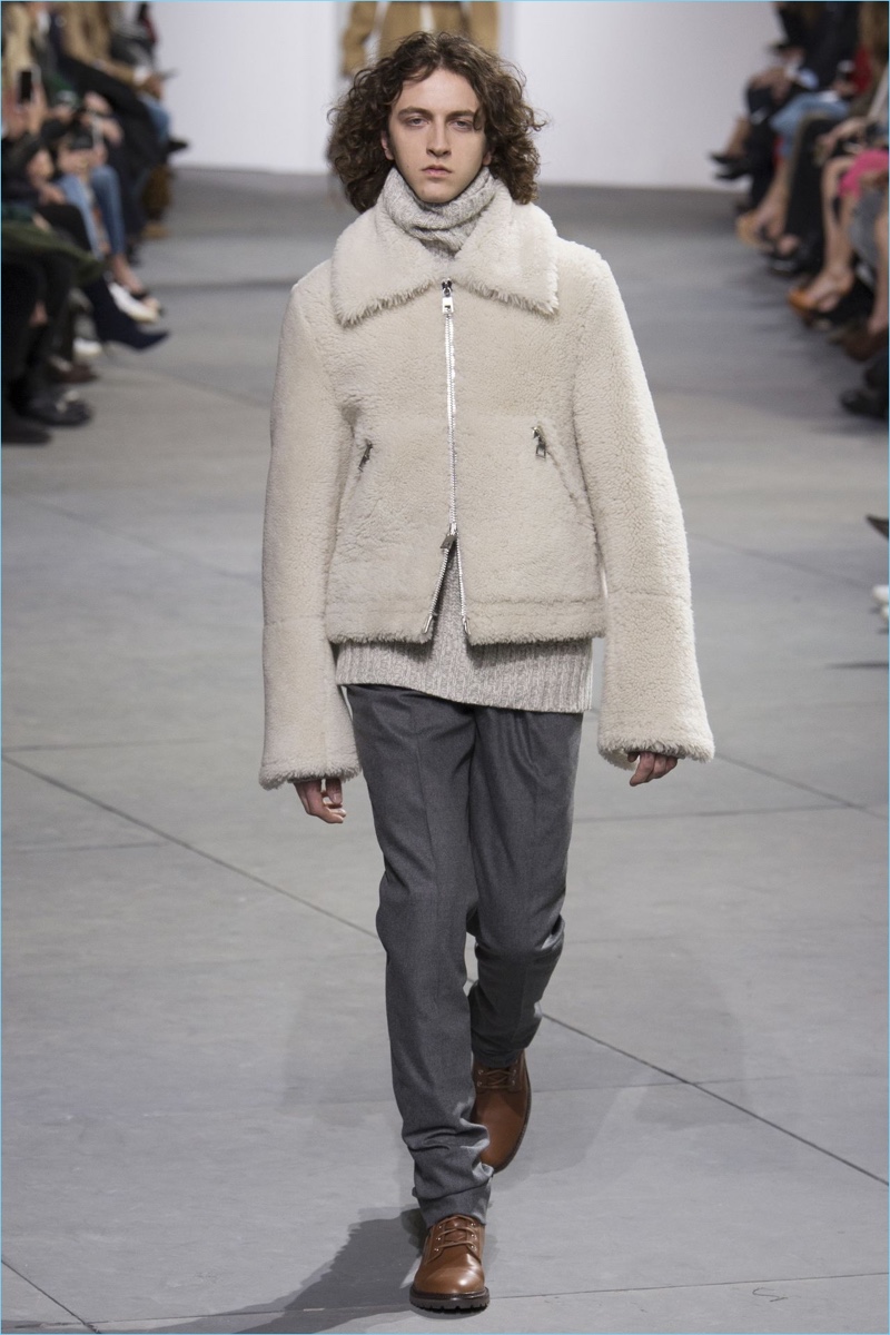 Cropped proportions come into play with a shearling jacket from Michael Kors' fall-winter 2017 collection. » Fall '17: Michael Kors Makes Case for Belted Coats & Relaxed Tailoring Cropped proportions come into play with a shearling jacket from Michael Kors' fall-winter 2017 collection.