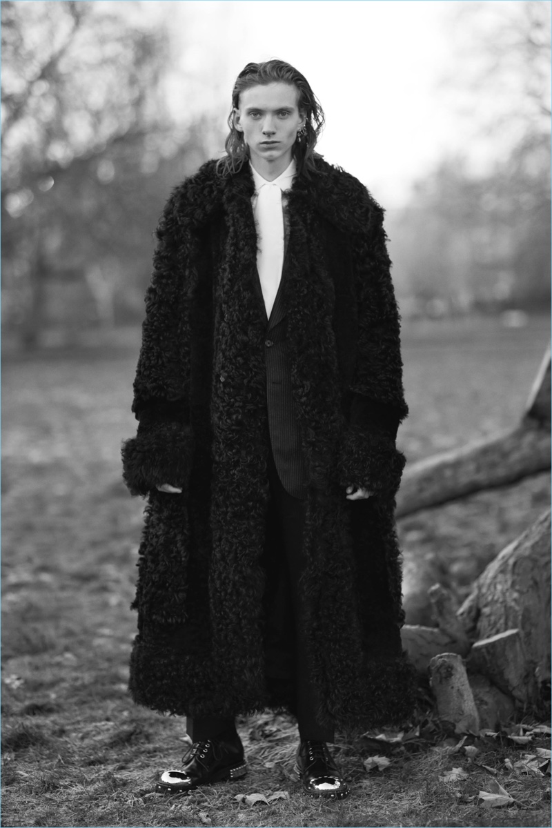 Shearling covers a luxurious coat from Alexander McQueen's fall-winter 2017 collection. » Alexander McQueen Goes Dandy with Oscar Wilde Inspired Fall '17 Shearling covers a luxurious coat from Alexander McQueen's fall-winter 2017 collection.