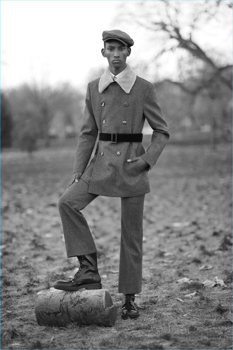 Alexander McQueen taps into a country flair with boyish tailoring for fall-winter 2017.