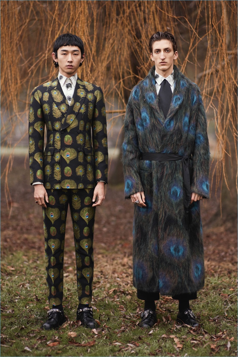 Peacock prints create an elaborate image for Alexander McQueen's fall-winter 2017 collection. » Alexander McQueen Goes Dandy with Oscar Wilde Inspired Fall '17 Peacock prints create an elaborate image for Alexander McQueen's fall-winter 2017 collection.