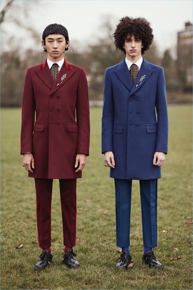 Rich hues come together for Alexander McQueen's fall-winter 2017 tailoring. » Alexander McQueen Goes Dandy with Oscar Wilde Inspired Fall '17 Rich hues come together for Alexander McQueen's fall-winter 2017 tailoring.