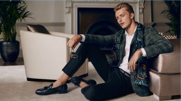 Max Rendell is Dashing in Daks Suits for Spring '17 Campaign British model Max Rendell taps into dandy style for Daks' spring-summer 2017 campaign.