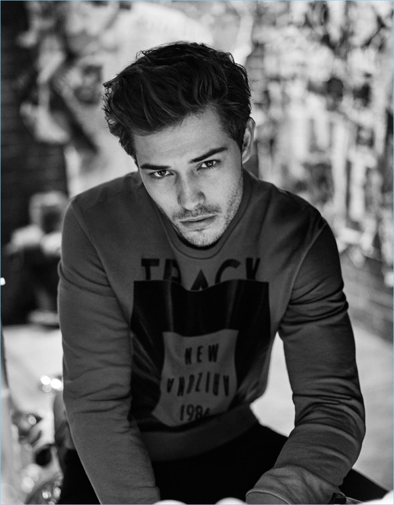 Posing for a black and white photo, Francisco Lachowski fronts Colcci's fall-winter 2017 campaign.