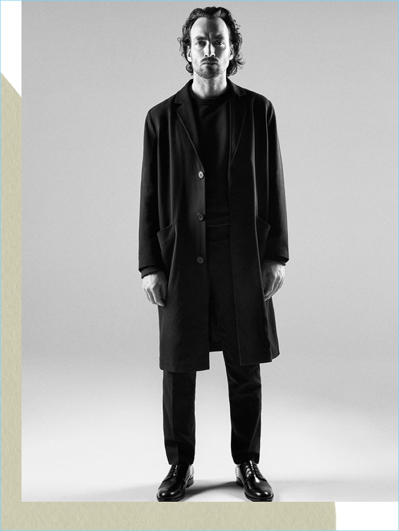 A sleek vision, Robert Fry wears H&M Edition's slim-fit chinos and twill coat. » Artist Robert Fry Sports Luxe H&M Edition Collection A sleek vision, Robert Fry wears H&M Edition's slim-fit chinos and twill coat.