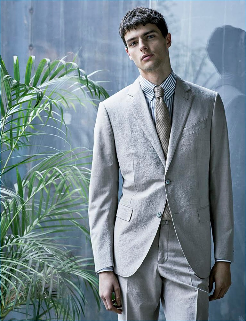 Appearing in an editorial for Código Único, Hannes Gobeyn wears an Ermenegildo Zegna suit. Hannes also sports a striped shirt by Massimo Dutti with a Mirto tie.