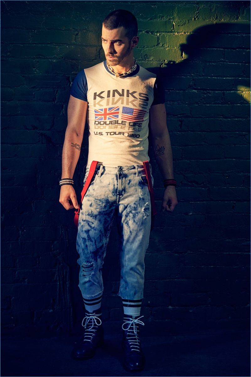 Tapping into a skinhead aesthetic, Joe Jonas rocks a vintage Kinks muscle tee with GUESS jeans. Jonas also wears vintage boots and suspenders with Coach 1941 wristbands. » Joe Jonas Embraces Skinhead Style for Flaunt Cover, Talks Making Happy Music Tapping into a skinhead aesthetic, Joe Jonas rocks a vintage Kinks muscle tee with GUESS jeans. Jonas also wears vintage boots and suspenders with Coach 1941 wristbands.