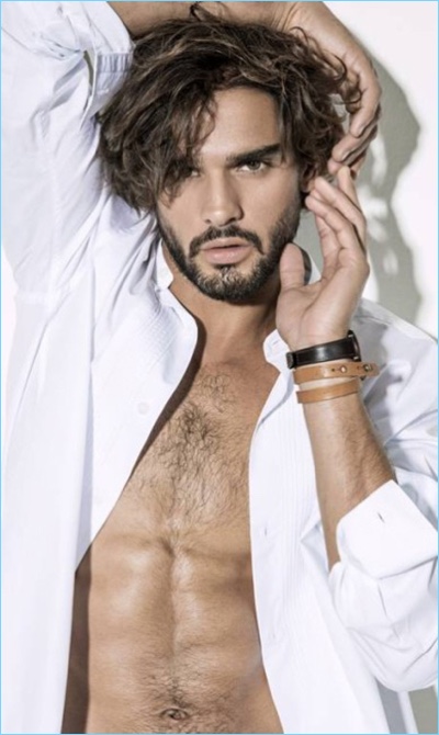 Marlon Teixeira wears a shirt by Murilo Lomas for Caderno Ela.