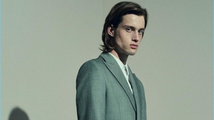 Sylvester Ulv dons a 22/4 Hommes suit with a BOSS Hugo Boss shirt.