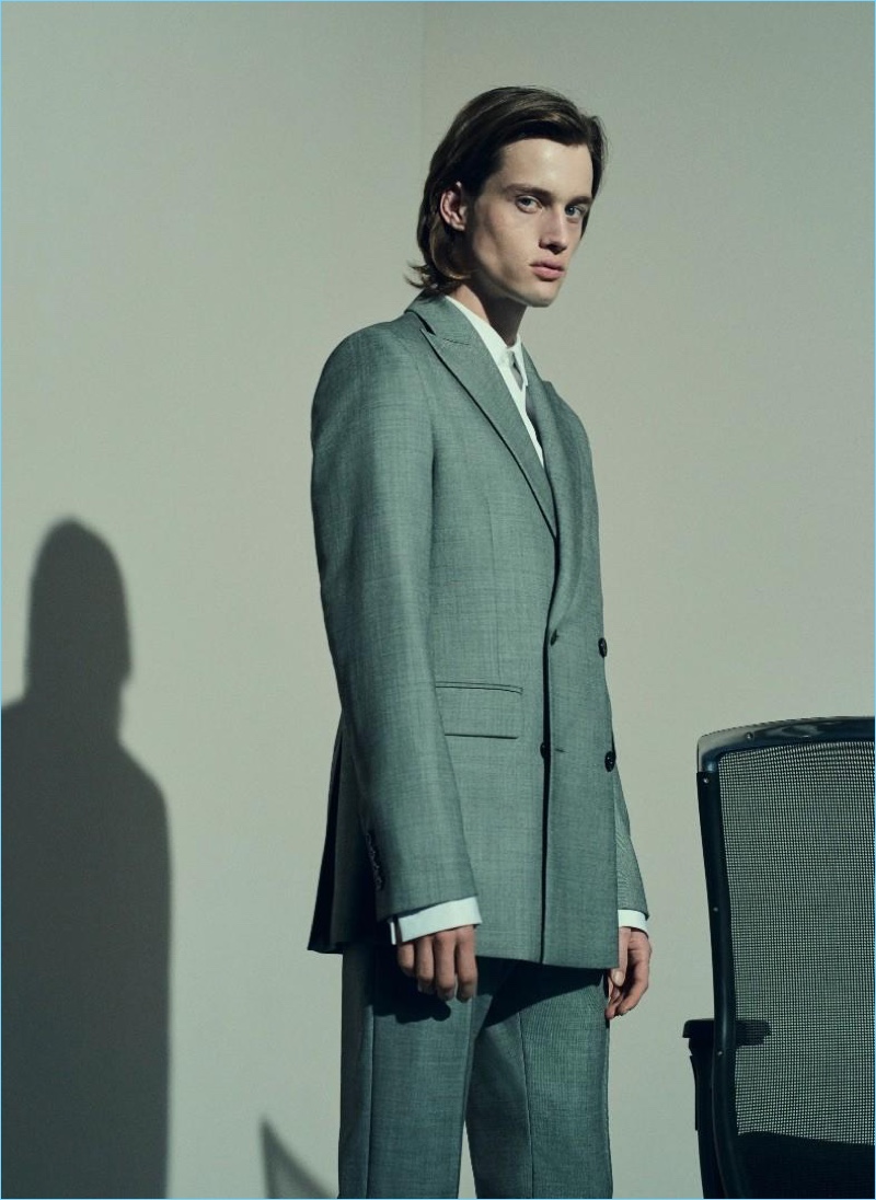 Sylvester Ulv dons a 22/4 Hommes suit with a BOSS Hugo Boss shirt.