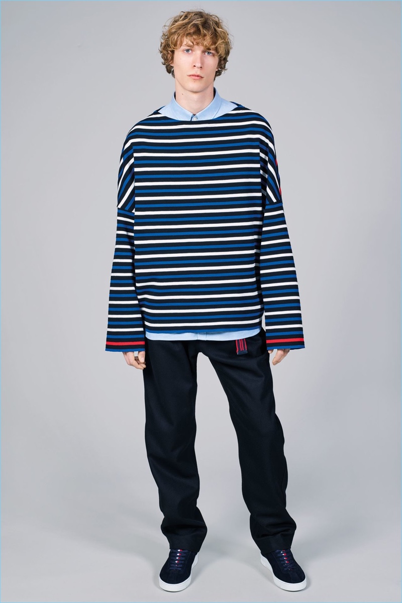 Striped fashions are front and center for Tommy Hilfiger's fall-winter 2017 collection. » Fall '17: Tommy Hilfiger Makes a Case for 90s Style Sportswear Striped fashions are front and center for Tommy Hilfiger's fall-winter 2017 collection.
