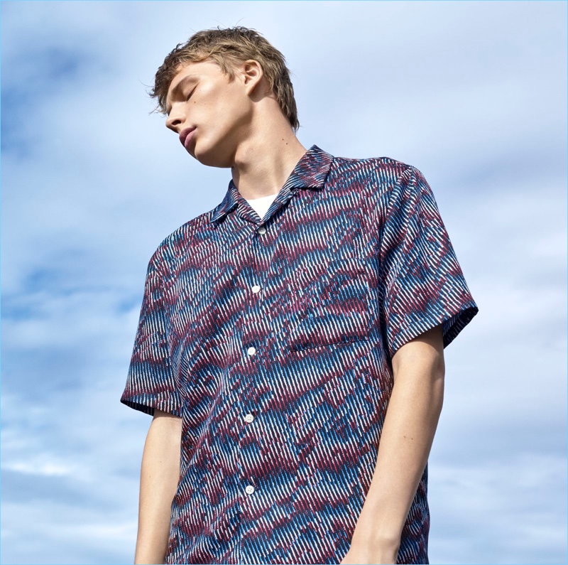 Tap into a graphic nature with Uniqlo U's graphic Cuban collared short-sleeve shirt.