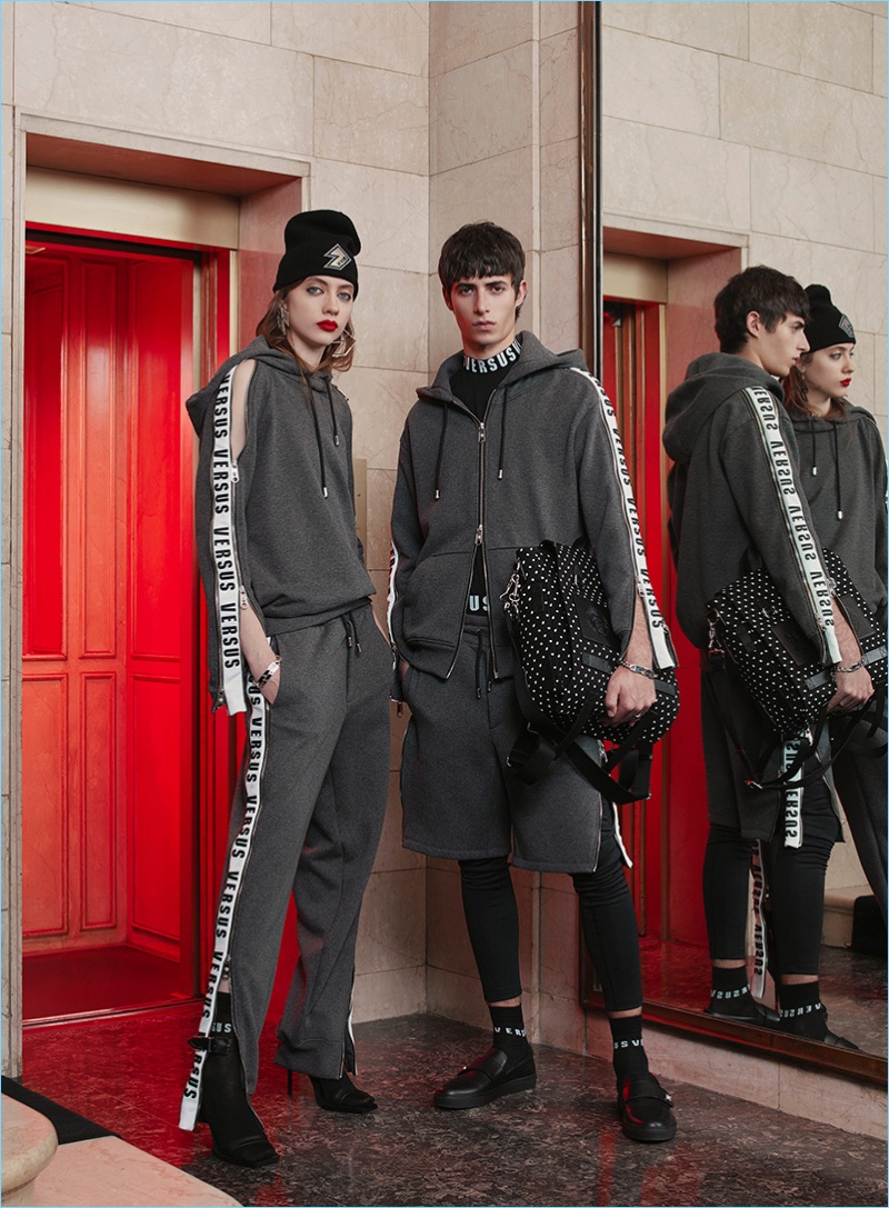 Logo fashions reign with Versus Versace taking a sporty turn for its pre-fall 2017 collection. » Versus Versace Takes Active Approach to Pre-Fall '17 Collection Logo fashions reign with Versus Versace taking a sporty turn for its pre-fall 2017 collection.