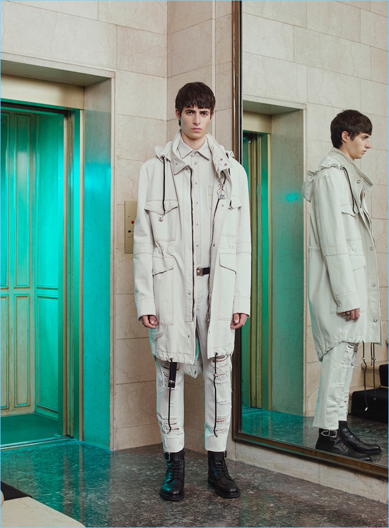 Monochromatic style is front and center for Versus Versace's pre-fall 2017 collection. » Versus Versace Takes Active Approach to Pre-Fall '17 Collection Monochromatic style is front and center for Versus Versace's pre-fall 2017 collection.