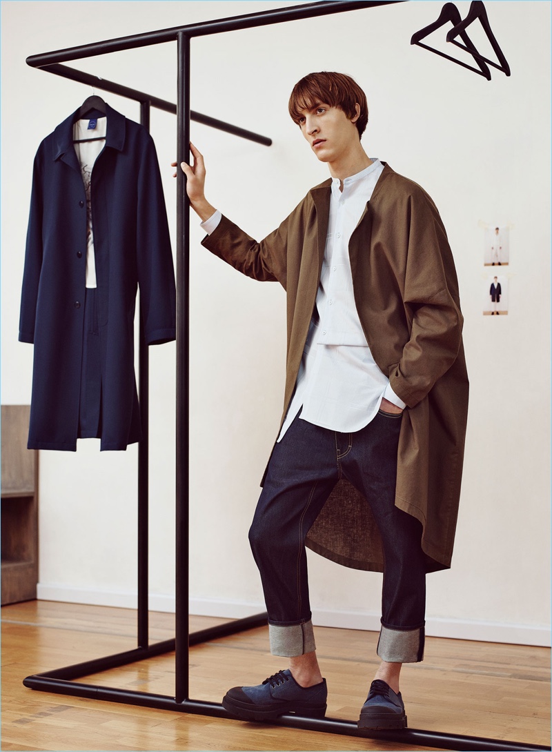 Tapping into the oversized trend, Tim Dibble rocks an oversized linen coat with a studio shirt and basic jeans from Zara Man.