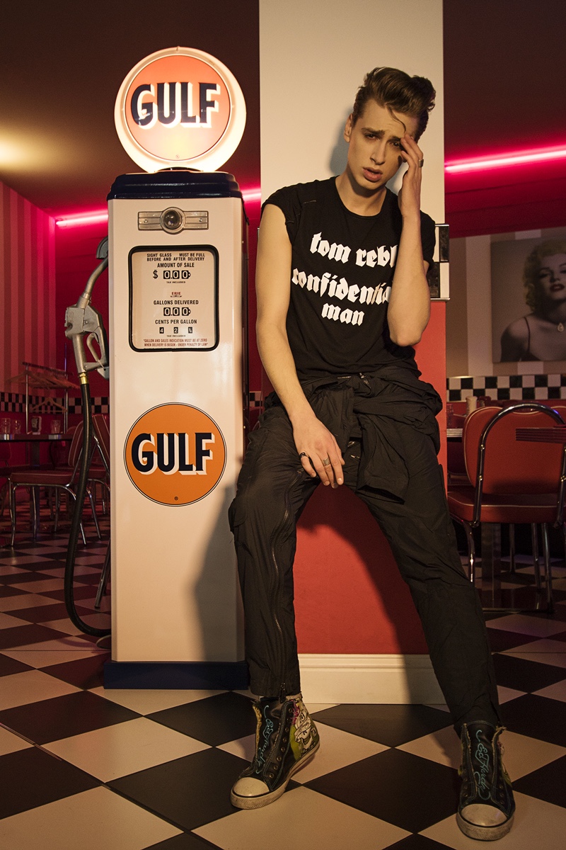 Heiko wears shoes Converse, t-shirt and overalls Tom Rebl.