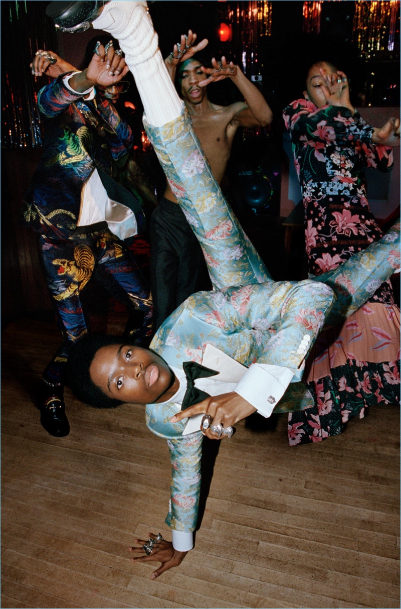 Alessandro Michele designs a dandy floral print tuxedo for Gucci's pre-fall 2017 collection. » Soul Scene: Gucci Unveils Pre-Fall '17 Campaign Alessandro Michele designs a dandy floral print tuxedo for Gucci's pre-fall 2017 collection.