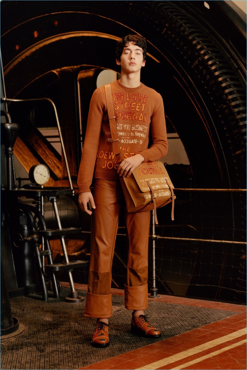Monochromatic style reigns with a brown leather look from Loewe. » Loewe Fall '17: Industrial Meets Quirky Style Monochromatic style reigns with a brown leather look from Loewe.