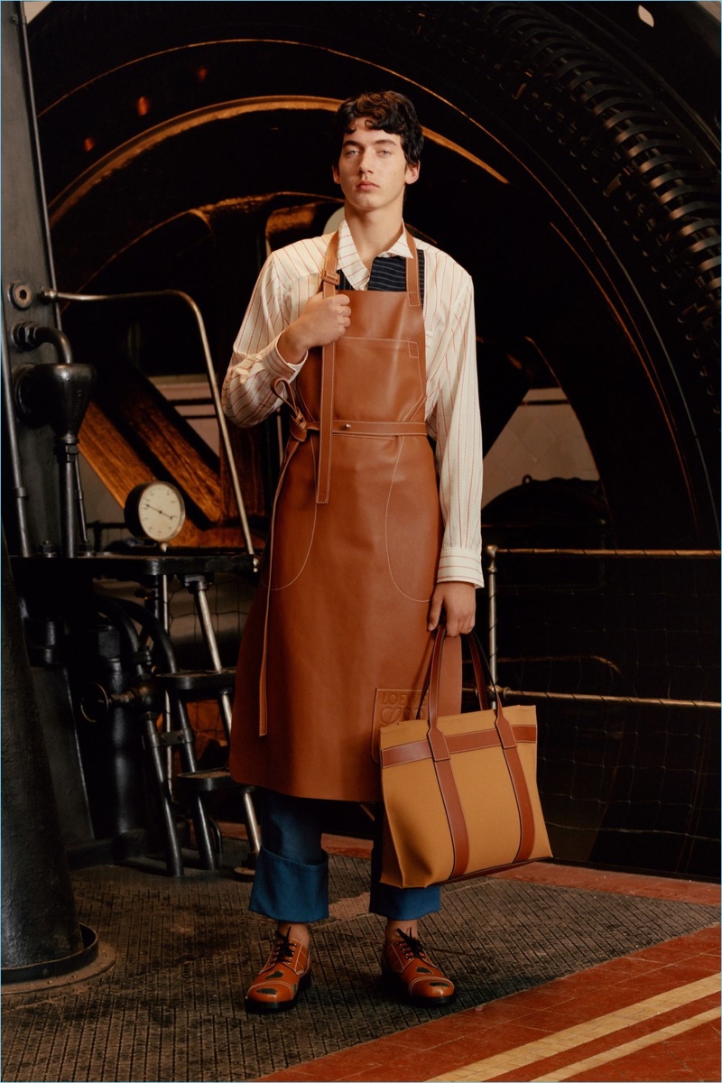 A brown leather apron makes quite the artisanal statement for Loewe's fall-winter 2017 men's collection. » Loewe Fall '17: Industrial Meets Quirky Style A brown leather apron makes quite the artisanal statement for Loewe's fall-winter 2017 men's collection.