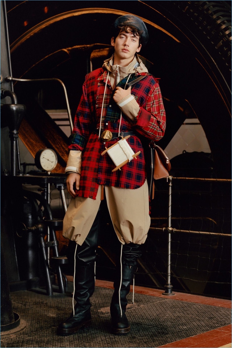 Tartan and khaki comes together for Loewe's fall-winter 2017 collection. » Loewe Fall '17: Industrial Meets Quirky Style Tartan and khaki comes together for Loewe's fall-winter 2017 collection.