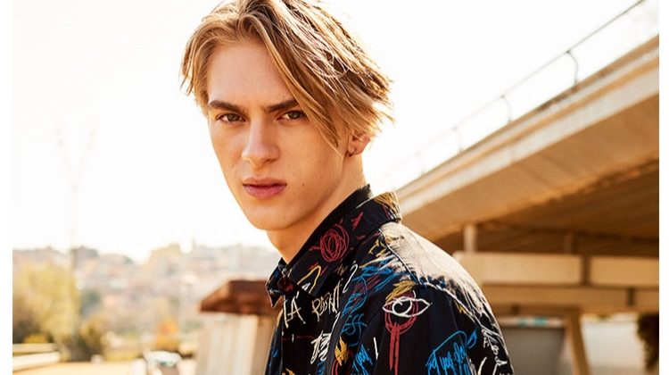 Sporting a colorful graphic shirt, Dominik Sadoch stars in the summer 2017 campaign of Reserved.