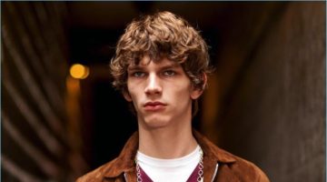 Erik van Gils Rocks 90s Britpop Inspired Looks for GQ France Erik van Gils wears a brown suede jacket by Officine Generale with a Rossignol sweater, and American Vintage t-shit. The model also sports Balibaris pants, and a David Yurman chain necklace.