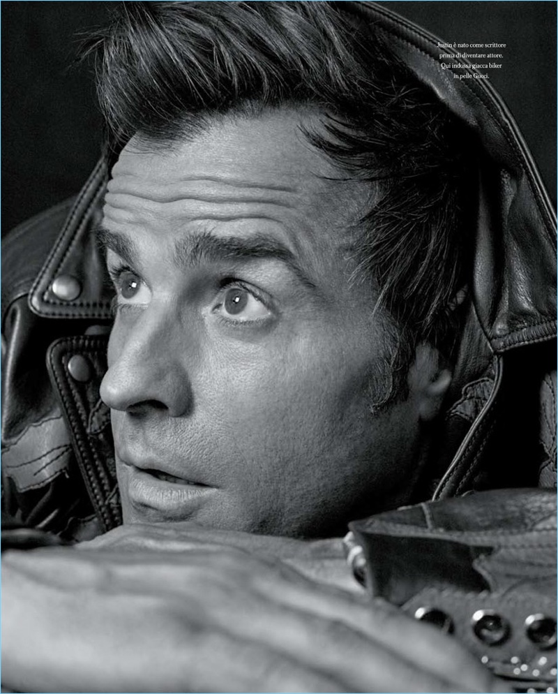 Ready for his close-up, Justin Theroux wears a Gucci leather biker jacket. » Justin Theroux Covers Icon El País, Talks Marriage to Jennifer Aniston Ready for his close-up, Justin Theroux wears a Gucci leather biker jacket.