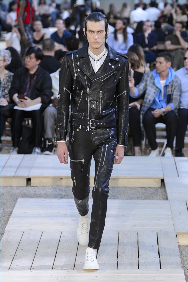 Alexander McQueen presents its spring-summer 2018 collection during Paris Fashion Week. » Alexander McQueen Taps Into Bad Boy Style for Spring '18 Collection Alexander McQueen presents its spring-summer 2018 collection during Paris Fashion Week.