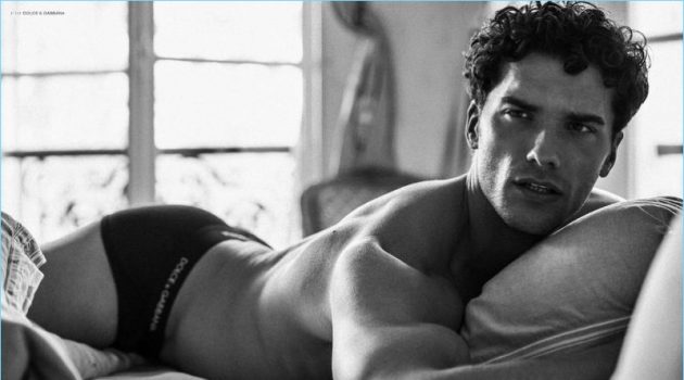 Aurélien Muller Covers PEPLVM, Spends Lazy Day at Home Aurélien Muller Covers PEPLVM, Spends Lazy Day at Home