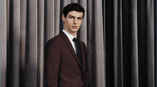 BOSS Presents Its Fall '17 Travel Collection Hannes Gobeyn dons a sharp suit from BOSS' fall-winter 2017 travel collection.