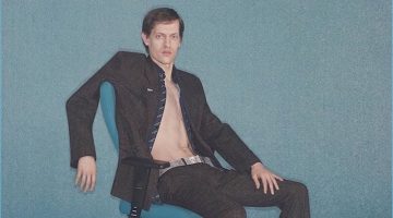 Balenciaga Delivers Lo-fi Office Style for Fall '17 Campaign Balenciaga Delivers Lo-fi Office Style for Fall '17 Campaign
