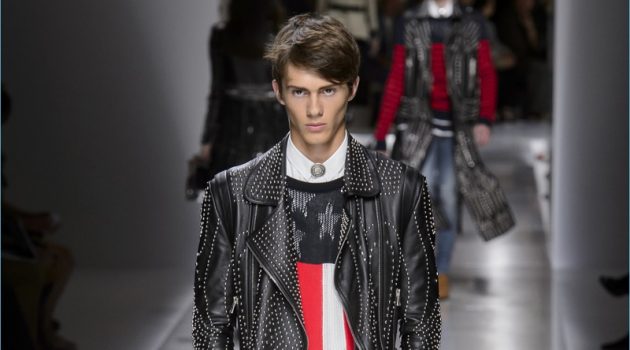 Balmain Tackles Patriotism for Spring '18 Collection Balmain presents its spring-summer 2018 collection during Paris Fashion Week.