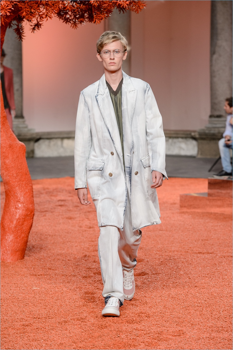 Ermenegildo Zegna Couture presents lightweight outerwear as part of its spring-summer 2018 collection.