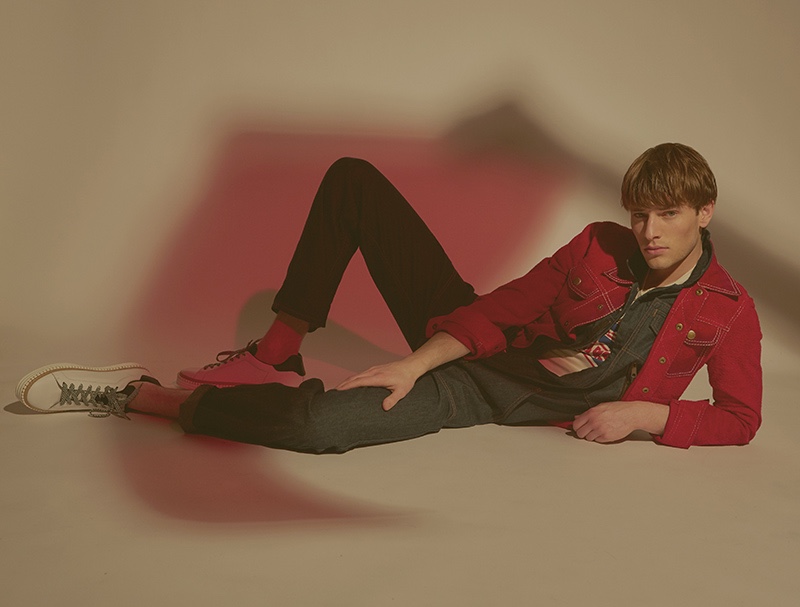 Thomas wears jacket Dsquared2, sneakers Hogan, shirt and t-shirt Levi's.