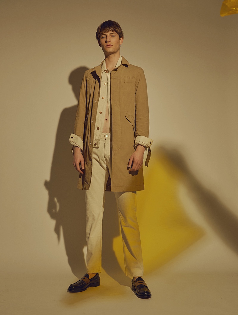 Thomas wears trench Bershka, shoes Ermenegildo Zegna Couture, coat and trousers Wrangler.