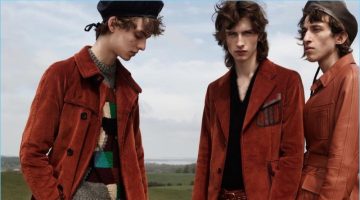 L'Officiel Hommes Italia Spotlights Luxe Fall '17 Fashions L'Officiel Hommes Italia puts the spotlight on Prada's fall-winter 2017 collection.