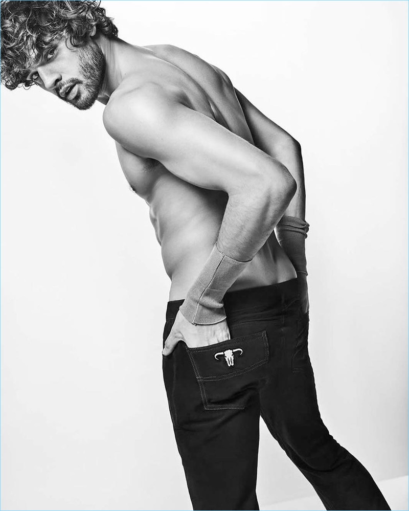 Bob Wolfenson photographs Marlon Teixeira for Torinno's advertising campaign.