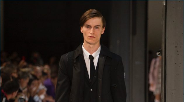 Moncler Gamme Bleu Embraces Transitional Style for Spring '18 Collection Moncler Gamme Bleu Embraces Transitional Style for Spring '18 Collection