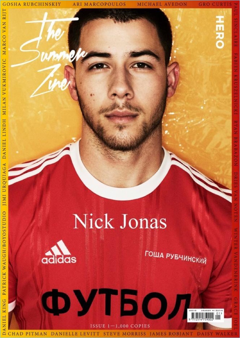 Nick Jonas cobre o problema mais recente da revista HERO em uma camiseta Adidas.