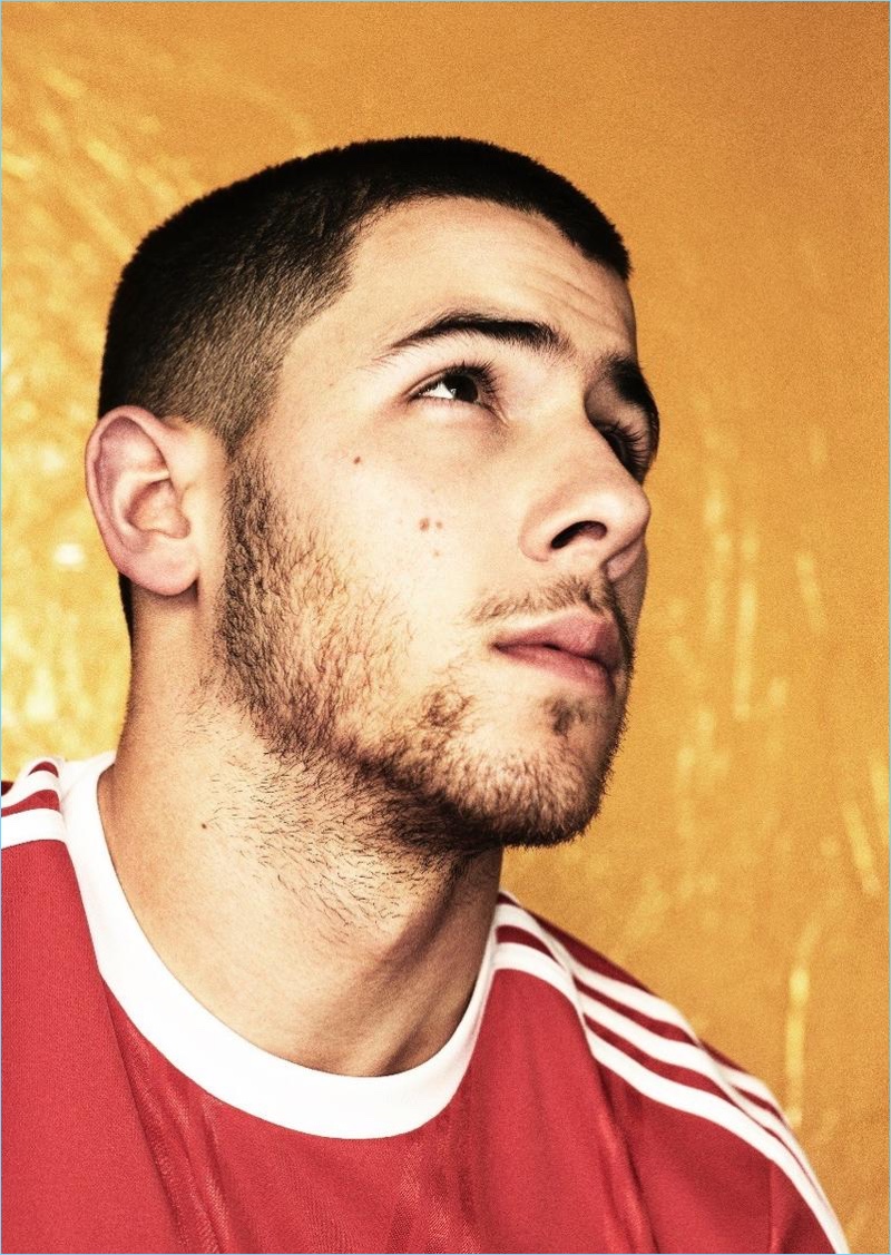 Daniel King fotografa Nick Jonas para a revista HERO.