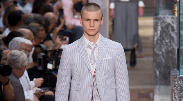 Men in Skirts: Thom Browne Unveils Spring '18 Collection Thom Browne presents its spring-summer 2018 men's collection during Paris Fashion Week.