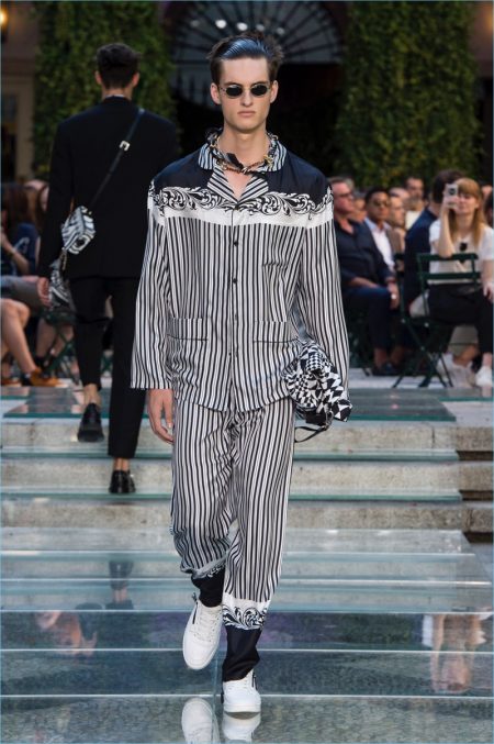 Versace proposes vertical stripes with its spring-summer 2018 collection.