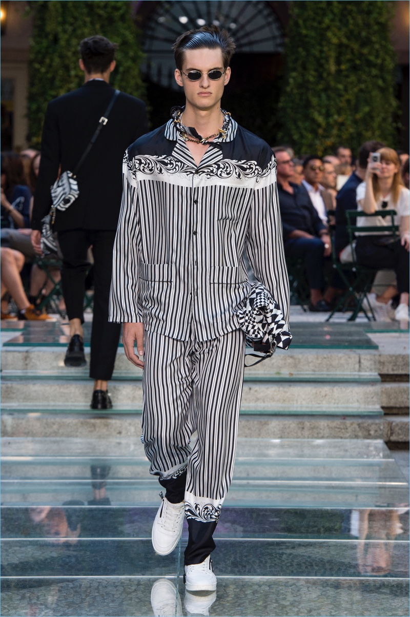 Versace proposes vertical stripes with its spring-summer 2018 collection.