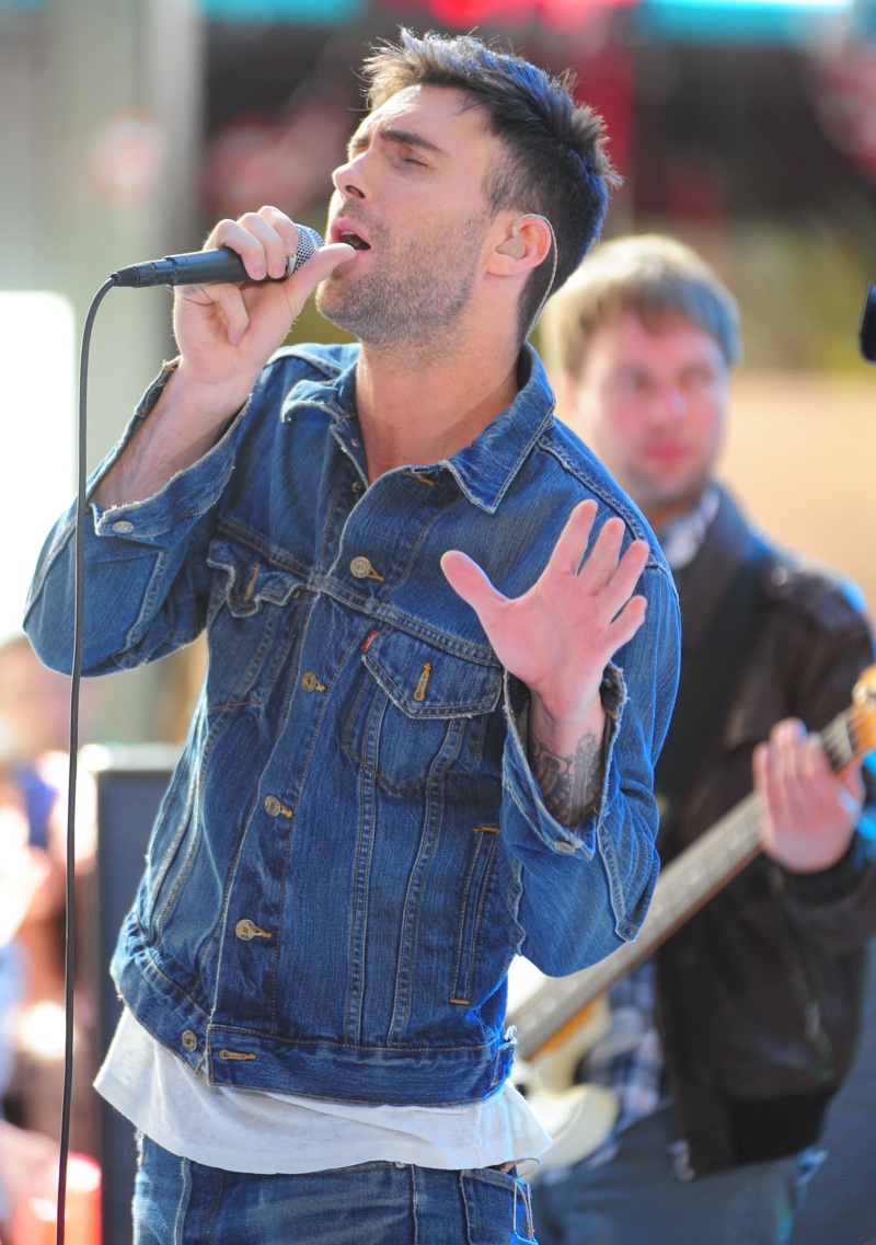 Adam Levine Levi's Denim Trucker Jacket Style » 13 Denim Jacket Outfits for Men to Master the Classic Style Adam Levine Levi's Denim Trucker Jacket Style
