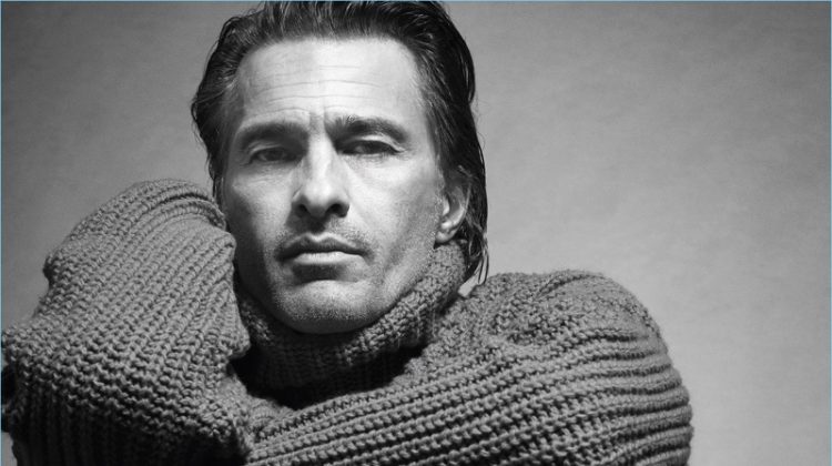 Sporting a cozy sweater, Olivier Martinez fronts Mango Man's fall-winter 2017 campaign.