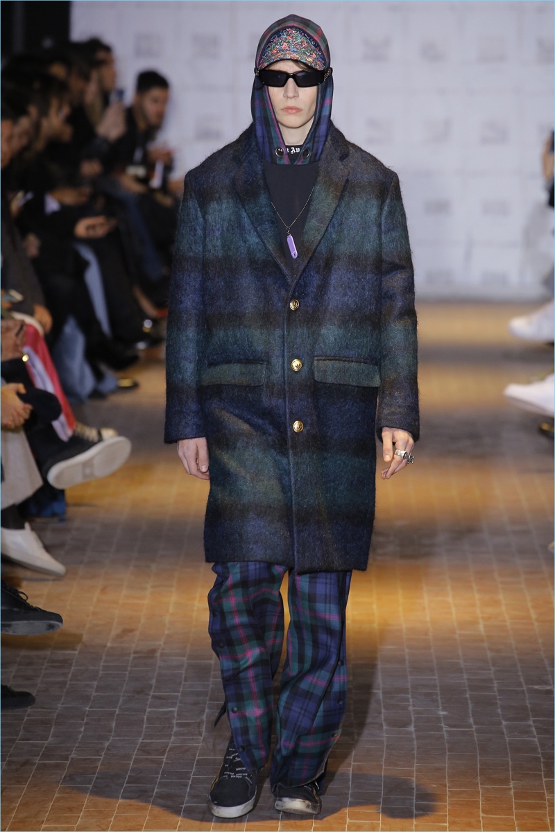 Tailoring and plaid come together with a skater attitude for Palm Angels' fall-winter 2017 collection. » Fashion's Coolest Brands: Fear of God, AMIRI, R13 + More Tailoring and plaid come together with a skater attitude for Palm Angels' fall-winter 2017 collection.