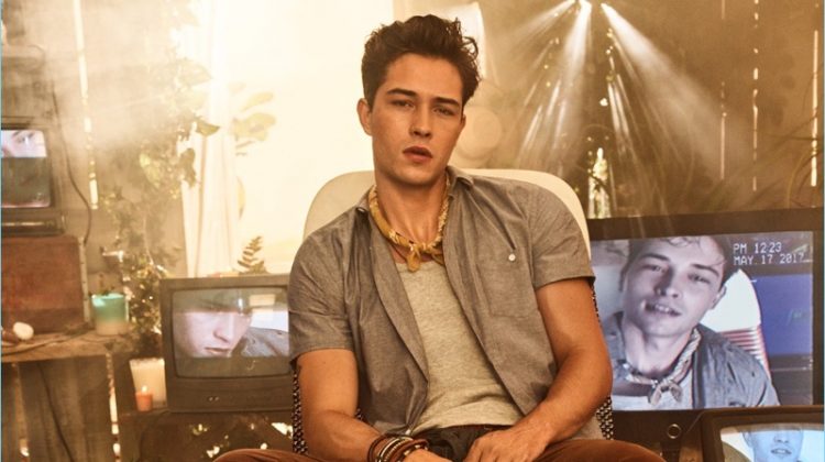 Brazilian model Francisco Lachowski is front and center for Colcci's spring-summer 2018 campaign.