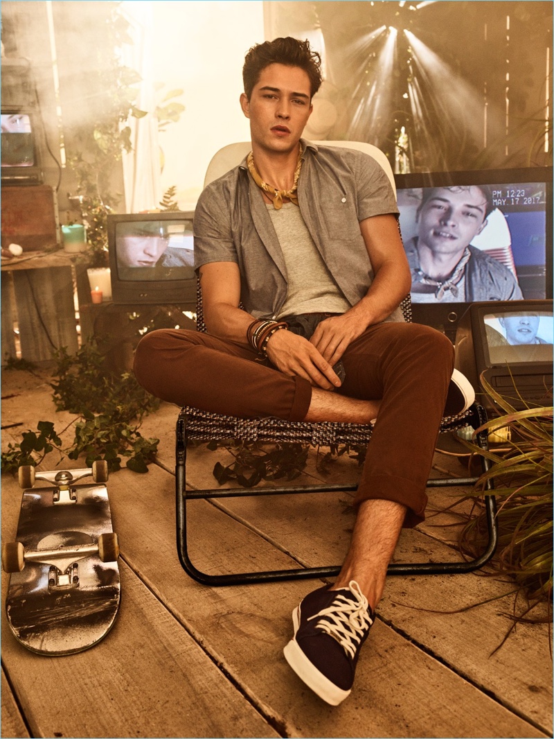 Brazilian model Francisco Lachowski is front and center for Colcci's spring-summer 2018 campaign.