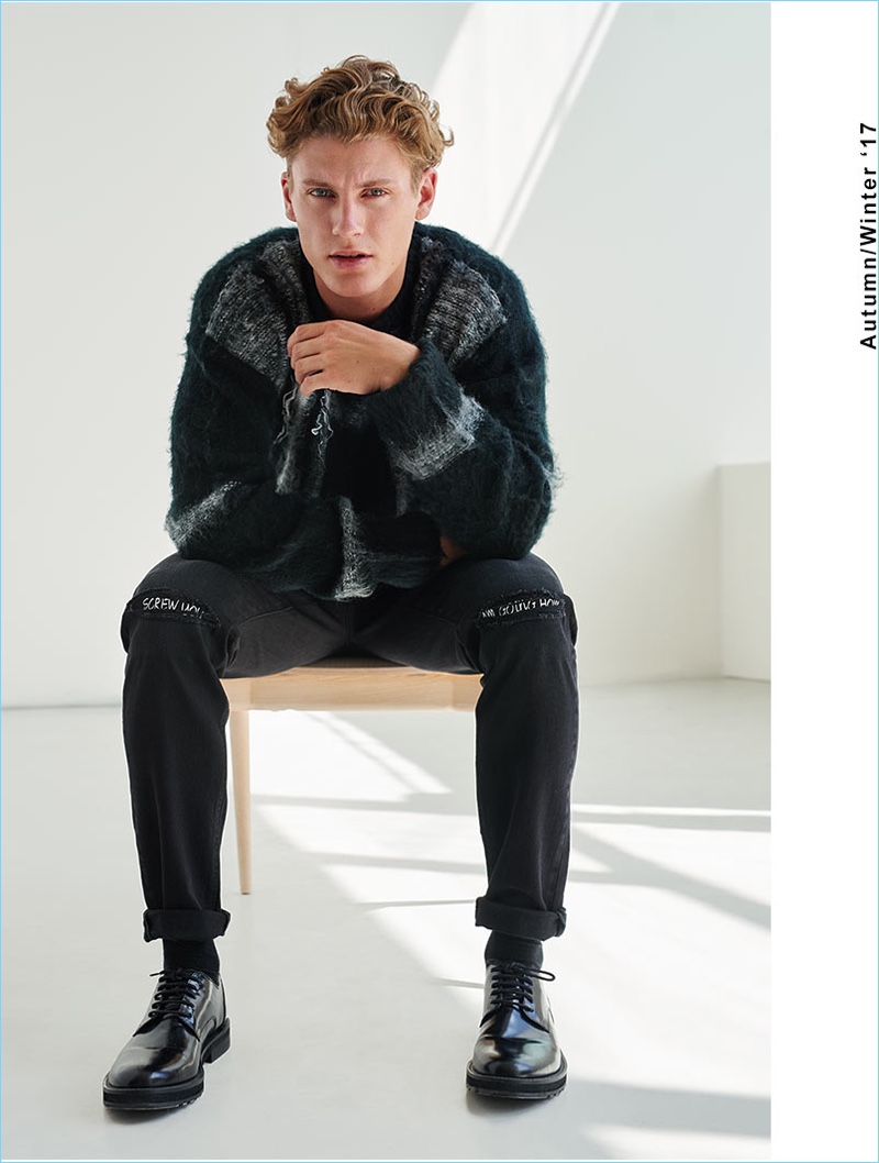 Ready for fall, Mikkel Jensen rocks an oversize sweater with pants and dress shoes from Reserved.